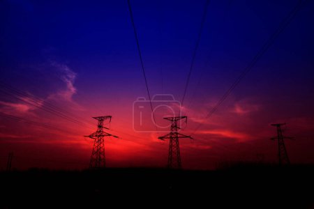 Foto de Electric tower in the evening sky, power transmission facilities - Imagen libre de derechos
