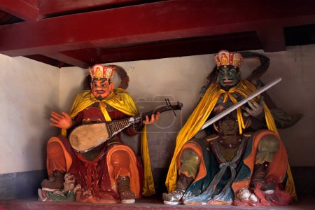 Téléchargez les photos : Traditional Chinese style general sculpture in a temple - en image libre de droit