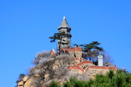 Téléchargez les photos : JI COUNTY - APRIL 5: Stupas landscape architecture in Panshan Mountain scenic spot, April 5, 2014, ji county, tianjin, China. - en image libre de droit
