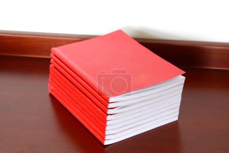 Téléchargez les photos : Red notebook on the table, closeup of picture. - en image libre de droit