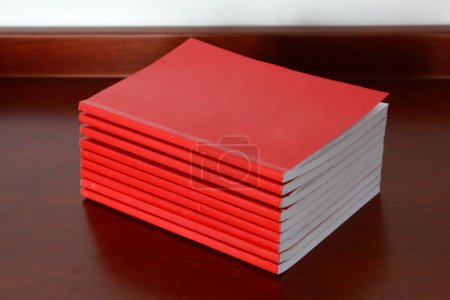 Téléchargez les photos : Red notebook on the table, closeup of picture. - en image libre de droit