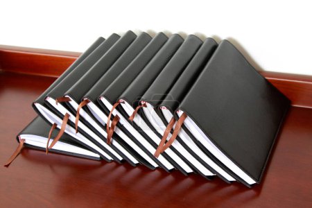 Téléchargez les photos : Black notebook on the table, closeup of picture - en image libre de droit