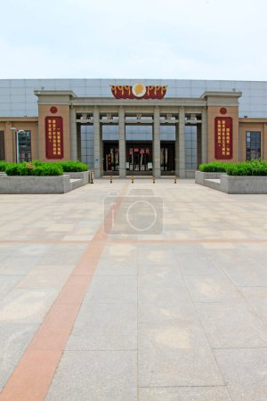 Téléchargez les photos : TANGSHAN - MAY 10: Tangshan museum architectural appearance, on may 10, 2014, tangshan city, hebei province, China. - en image libre de droit