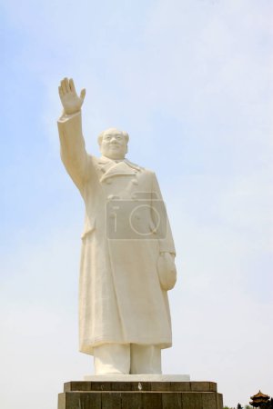 Téléchargez les photos : TANGSHAN - MAY 10: MAO zedong sculpture in Tangshan museum, on may 10, 2014, tangshan city, hebei province, China. - en image libre de droit