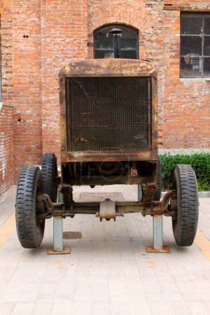 Foto de Nostalgic workshop and old tractor, china - Imagen libre de derechos