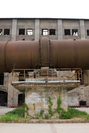 Téléchargez les photos : Abandoned rotary kiln, in a cement plant, closeup of photo - en image libre de droit
