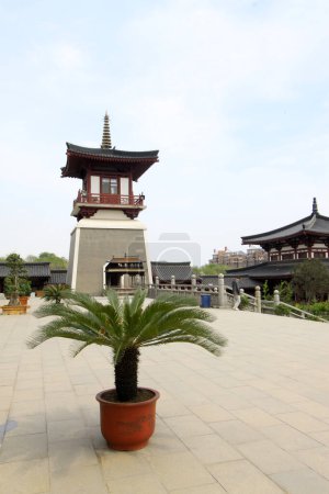 Foto de TANGSHAN - MAY 10: Bell tower and drum tower in Xingguo temple on May 10, 2014, tangshan city, hebei province, China. - Imagen libre de derechos