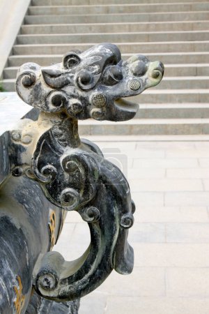 Foto de Dragon's head image in Chinese traditional style incense burner - Imagen libre de derechos
