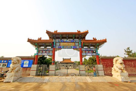 Foto de YUTIAN MAY 18Jijue Temple memorial arch on may 18, 2014, Yutian county, Hebei Province, China. - Imagen libre de derechos