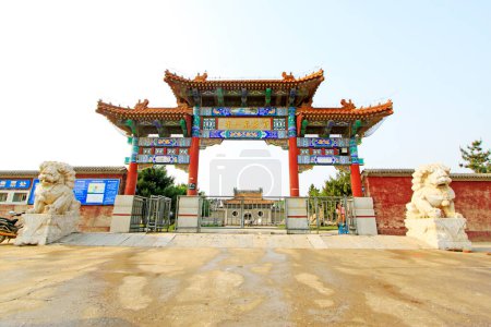 Téléchargez les photos : YUTIAN MAY 18Jijue Temple memorial arch on may 18, 2014, Yutian county, Hebei Province, China. - en image libre de droit
