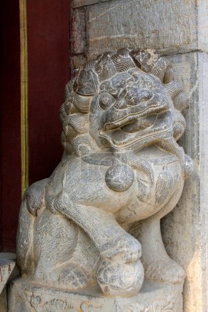 Téléchargez les photos : Beast sculpture on the rock in a temple, closeup of photo - en image libre de droit