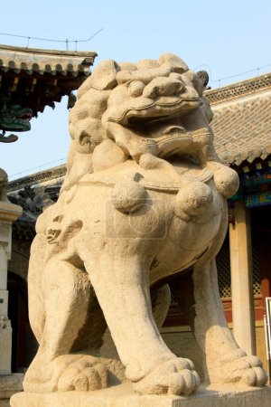 Téléchargez les photos : Carved stone lions in a temple , closeup of photo - en image libre de droit