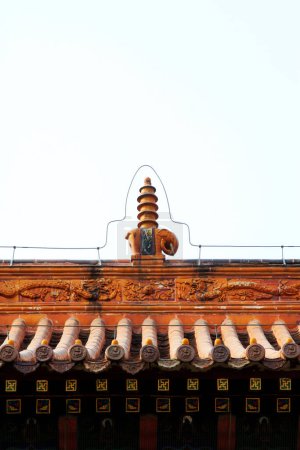 Foto de YUTIAN MAY 18elephant carrying tower sculpture on the roof, Jijue Temple building scenery on may 18, 2014, Yutian county, Hebei Province, China. - Imagen libre de derechos