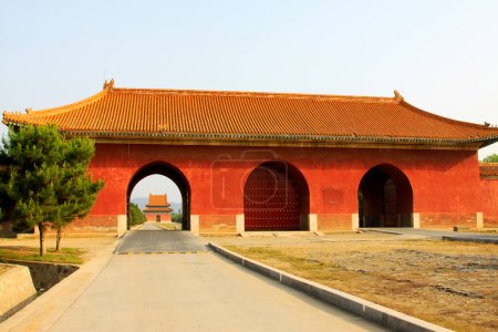 Foto de ZUNHUA MAY 18Grand palace gate in the Eastern Tombs of the Qing Dynasty on may 18, 2014, Zunhua county, Hebei Province, China. - Imagen libre de derechos