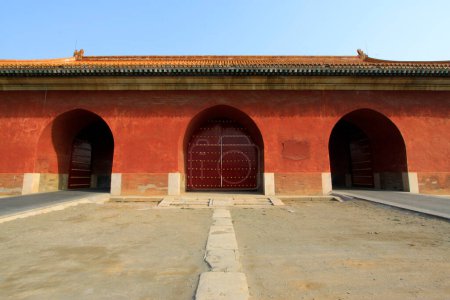 Foto de ZUNHUA MAY 18Grand palace gate in the Eastern Tombs of the Qing Dynasty on may 18, 2014, Zunhua county, Hebei Province, China. - Imagen libre de derechos