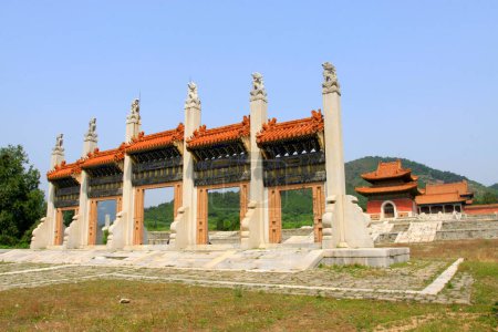 Téléchargez les photos : ZUNHUA MAY 18Dragon and Phoenix Gate landscape architecture in the Eastern Tombs of the Qing Dynasty on may 18, 2014, Zunhua county, Hebei Province, China. - en image libre de droit