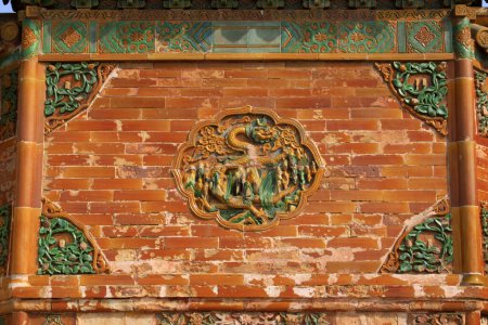 Foto de ZUNHUA MAY 18Colored glaze carving in the Eastern Tombs of the Qing Dynasty on may 18, 2014, Zunhua county, Hebei Province, China. - Imagen libre de derechos