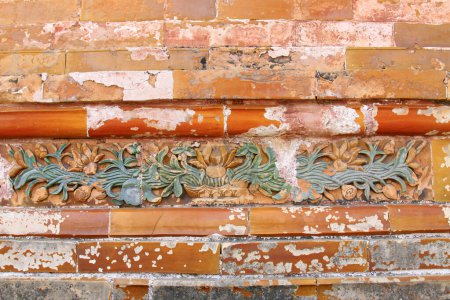 Foto de ZUNHUA MAY 18Colored glaze carving in the Eastern Tombs of the Qing Dynasty on may 18, 2014, Zunhua county, Hebei Province, China. - Imagen libre de derechos