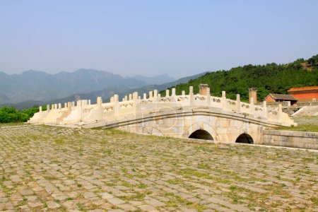 Téléchargez les photos : ZUNHUA MAY 18ancient Chinese landscape architecture in the Eastern Tombs of the Qing Dynasty on may 18, 2014, Zunhua county, Hebei Province, China - en image libre de droit