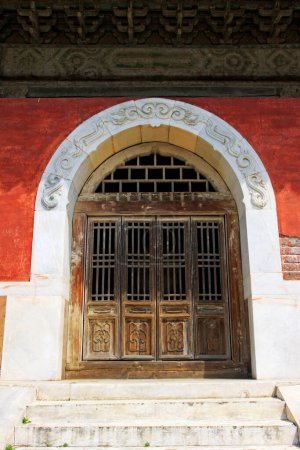 Foto de ZUNHUA MAY 18window lattice in the Eastern Tombs of the Qing Dynasty on may 18, 2014, Zunhua county, Hebei Province, China - Imagen libre de derechos