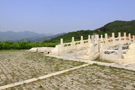 Foto de ZUNHUA MAY 18Stone bridge landscape architecture in the Eastern Tombs of the Qing Dynasty on may 18, 2014, Zunhua county, Hebei Province, China - Imagen libre de derechos
