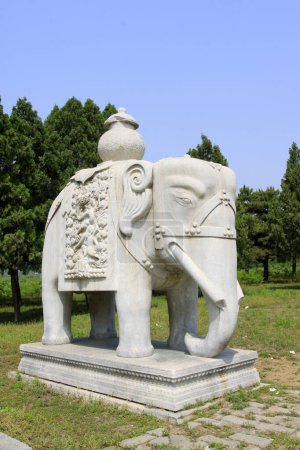 Téléchargez les photos : ZUNHUA MAY 18Stone animal landscape architecture in the Eastern Tombs of the Qing Dynasty on may 18, 2014, Zunhua county, Hebei Province, China - en image libre de droit