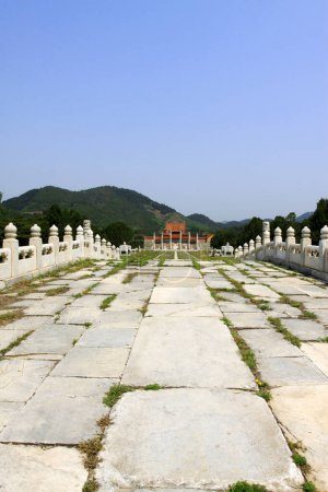 Foto de ZUNHUA MAY 18ancient China stone bridge landscape architecture in the Eastern Tombs of the Qing Dynasty on may 18, 2014, Zunhua county, Hebei Province, China. - Imagen libre de derechos