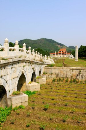 Téléchargez les photos : ZUNHUA MAY 18ancient China stone bridge landscape architecture in the Eastern Tombs of the Qing Dynasty on may 18, 2014, Zunhua county, Hebei Province, China. - en image libre de droit