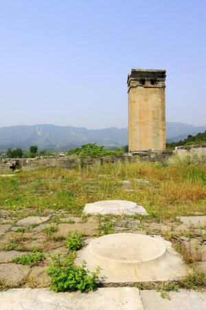 Foto de ZUNHUA MAY 18: debris ruins of ancient buildings architecture, Eastern Tombs of the Qing Dynasty on may 18, 2014, Zunhua county, Hebei Province, China. - Imagen libre de derechos