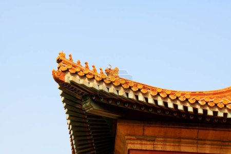 Téléchargez les photos : Red glazed tile eaves and wall, Eastern Tombs of the Qing Dynasty, China. - en image libre de droit
