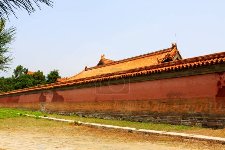 Téléchargez les photos : ZUNHUA MAY 18: Red glazed tile eaves and wall, Eastern Tombs of the Qing Dynasty on may 18, 2014, Zunhua county, Hebei Province, China. - en image libre de droit