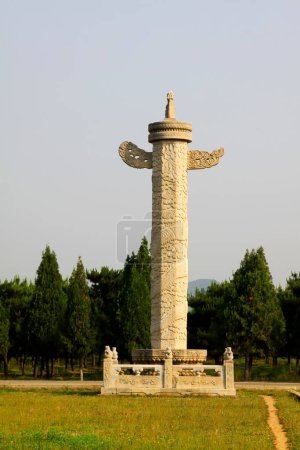 Téléchargez les photos : ZUNHUA MAY 18: ornamental columns erected in front of palaces landscape architecture, Eastern Tombs of the Qing Dynasty on may 18, 2014, Zunhua county, Hebei Province, China. - en image libre de droit