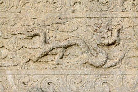 Téléchargez les photos : ZUNHUA MAY 18: ancient Chinese traditional style dragon carving, Eastern Tombs of the Qing Dynasty on may 18, 2014, Zunhua county, Hebei Province, China. - en image libre de droit