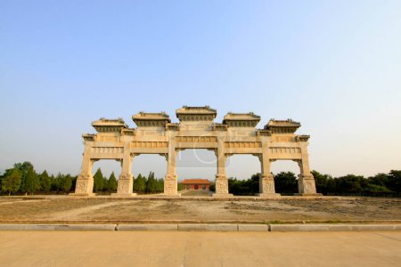 Foto de ZUNHUA MAY 18: traditional Chinese style white marble arch landscape architecture, Eastern Tombs of the Qing Dynasty on may 18, 2014, Zunhua county, Hebei Province, China. - Imagen libre de derechos