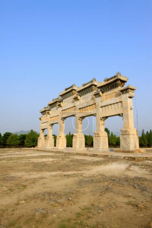Foto de ZUNHUA MAY 18: traditional Chinese style white marble arch landscape architecture, Eastern Tombs of the Qing Dynasty on may 18, 2014, Zunhua county, Hebei Province, China. - Imagen libre de derechos