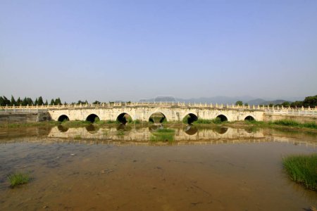 Foto de Traditional Chinese style stone bridge landscape architecture - Imagen libre de derechos