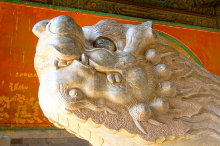 Foto de ZUNHUA MAY 18: traditional Chinese style stone carving handicraft, Eastern Tombs of the Qing Dynasty on may 18, 2014, Zunhua county, Hebei Province, China. - Imagen libre de derechos