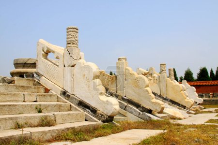 Foto de ZUNHUA MAY 18: debris white marble railings, Eastern Tombs of the Qing Dynasty on may 18, 2014, Zunhua county, Hebei Province, China - Imagen libre de derechos