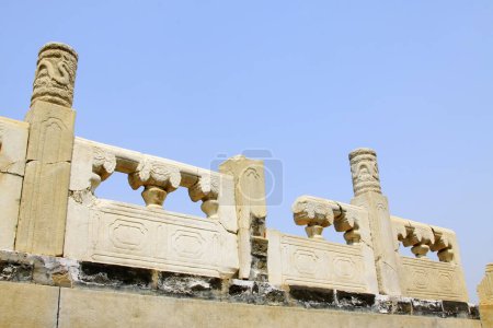 Foto de ZUNHUA MAY 18: debris white marble railings, Eastern Tombs of the Qing Dynasty on may 18, 2014, Zunhua county, Hebei Province, China - Imagen libre de derechos