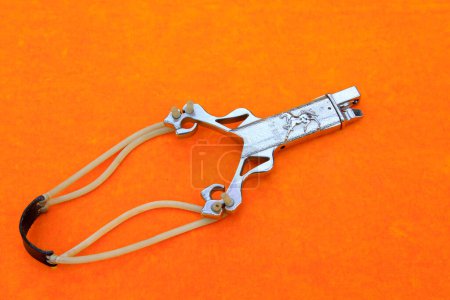 Téléchargez les photos : Slingshot made by iron wire in orange background - en image libre de droit