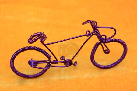 Téléchargez les photos : Bicycle made by iron wire in orange background - en image libre de droit