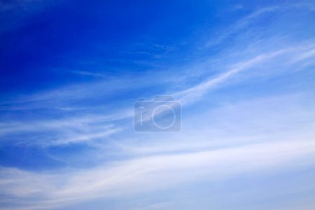 Foto de Blue sky and white clouds, closeup of photo - Imagen libre de derechos
