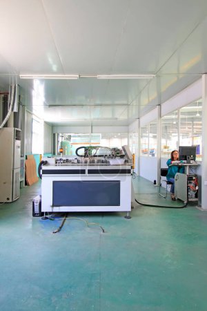 Téléchargez les photos : TANGSHAN CITY - MAY 28: Large ink jet printers in a production workshop, on may 28, 2014, Tangshan city, Hebei Province, Chin - en image libre de droit