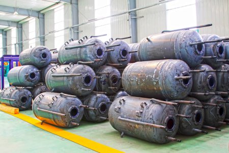 Téléchargez les photos : Metal pressure tank piled up together, closeup of photo - en image libre de droit