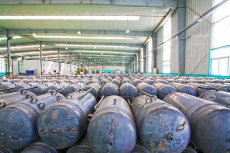 Téléchargez les photos : Metal pressure tank piled up together, closeup of photo - en image libre de droit