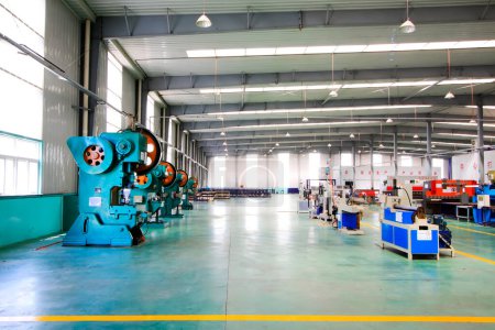 Foto de TANGSHAN CITY - MAY 28: Large machinery and equipment in a production workshop, on may 28, 2014, Tangshan city, Hebei Province, Chin - Imagen libre de derechos
