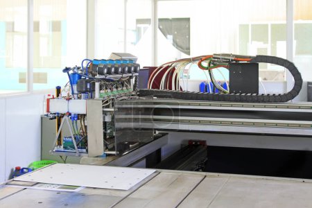 Foto de TANGSHAN CITY - MAY 28: Inkjet printing machine features, in a production workshop, on may 28, 2014, Tangshan city, Hebei Province, Chin - Imagen libre de derechos