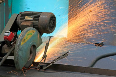 Téléchargez les photos : Mechanical cutting steel with sparks fly in a workshop - en image libre de droit