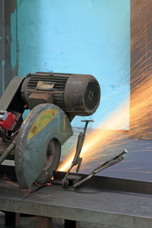 Téléchargez les photos : Mechanical cutting steel with sparks fly in a workshop - en image libre de droit