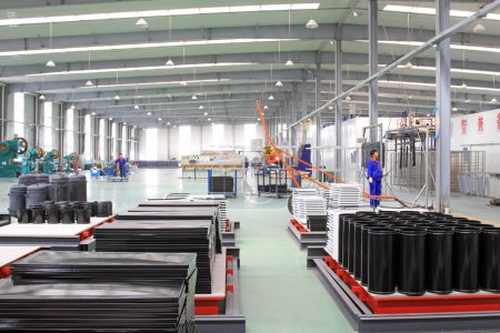 Téléchargez les photos : TANGSHAN CITY - MAY 29: Stainless steel enamel production line in a factory, on may 29, 2014, Tangshan city, Hebei Province, Chin - en image libre de droit